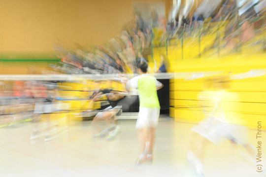 Hier ist ein Actionfoto zu sehen, das in der Ilm-Sporthalle aufgenommen wurde.