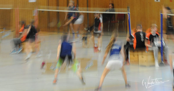 Hier ist ein Badminton Actionbild aus der Ilm-Sporthalle zu sehen.