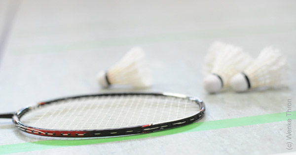Badmintonschläger und Federbälle