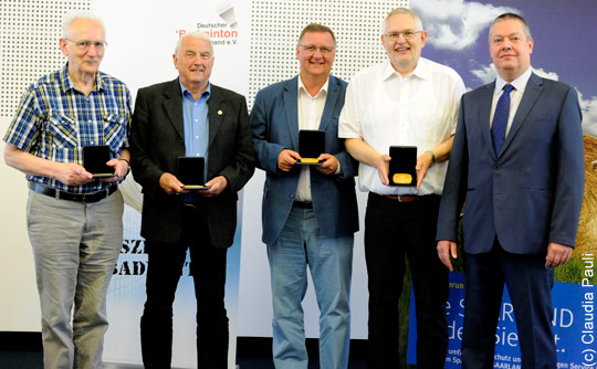 DBV-Präsident Thomas Born (ganz rechts) freute sich mit (v.l.) Peter Himmelreich, Axel Mannbar, Frank Liedke und Bernd Pfeifer über deren Auszeichnung mit der DBV-Ehrenplakette.