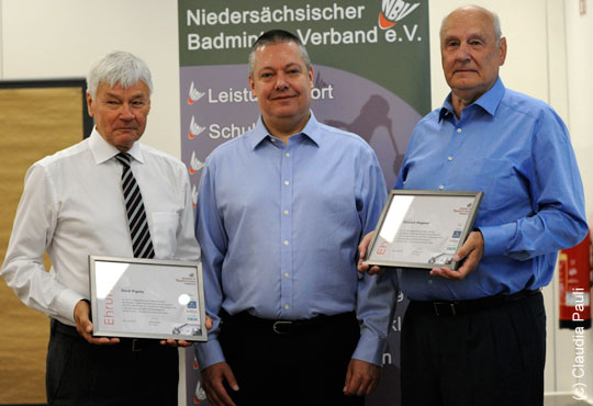 Die beiden neuen DBV-Ehrenmitglieder Gerd Pigola (l.) und Dietrich Heppner (r.) mit DBV-Präsident Thomas Born.
