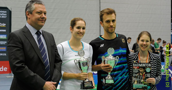 Marc Zwiebler (2.v.r.) und Carla Nelte (2.v.l.) wurden von DBV-Präsident Thomas Born und von BADMINTON SPORT-Chefredakteurin Claudia Pauli ausgezeichnet. 