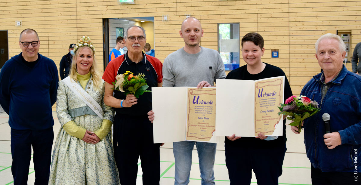 v.l.n.r. der Bürgermeister von Weimar Ralf Kirsten, die Zwiebelmarktkönigin Katharina Streichhardt, TBV-Vizepräsident Sport Volker Croll, Sven Riese, Conny Bartelt und Volkmar Burgold, Präsident des Thüringer Badminton-Verbandes.