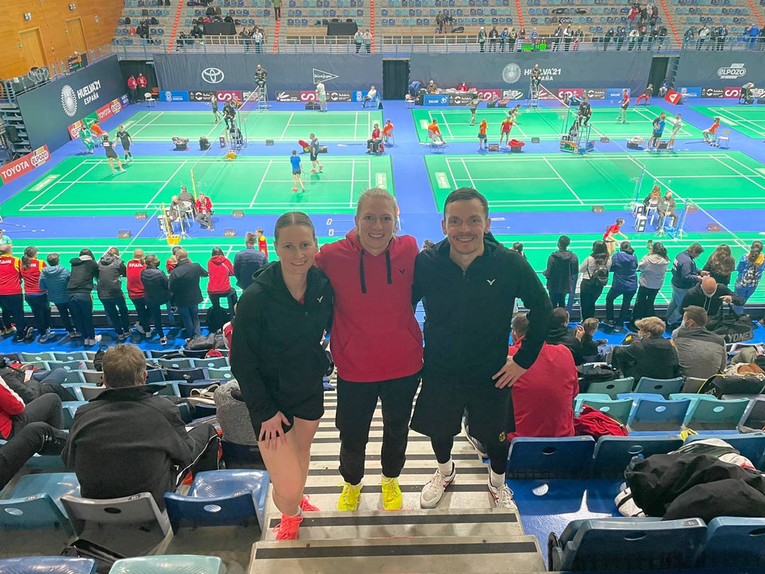 Nicole Bartsch, Anne Seifert und Alois Henke vor einer beeindruckenden Hintergrundkulisse bei der WM in Huelva.