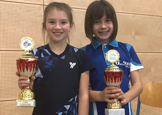 Jule Meinhardt (SV GutsMuths Jena) mit ihrer Doppelpartnerin Jette Berge (LV Berlin-Brandenburg).
