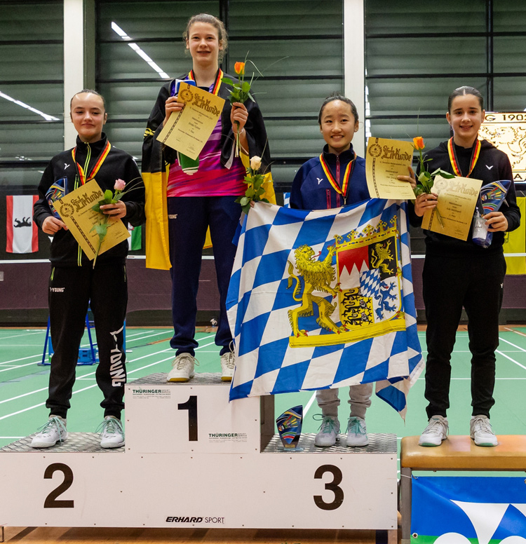 Jule Meinhardt (4. v..l. - SV GutsMuths Jena) erspielte sich Bronze im Mädcheneinzel U15.  - (c) Steffen Nchterlein
