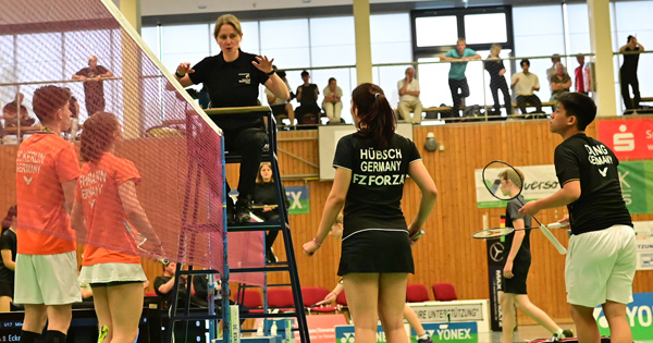 Foto Schiedsrichterin unterhält sich mit Spielern