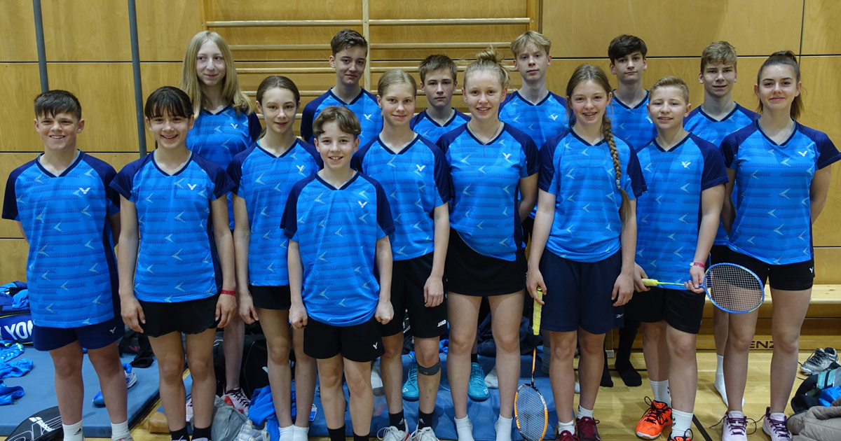 Auf dem Foto: Die beiden Mannschaften des Staatlichen Sportgymnasium „Joh. Chr. Fr. GutsMuths“ Jena