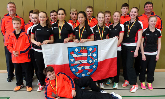 Die beiden Badmintonmannschaftes des Sportgymnasium Jena mit ihren Trainern Mathias Jauk und Jürgen Heller 