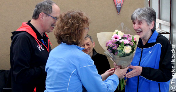 In Vertretung übergaben der Vizepräsident Sport des Thüringer Badminton-Verbandes Volker Croll und seine Frau Heide an Christa Zeiß (r.)  die Leistungsnadel des Deutschen Badminton Verbandes.