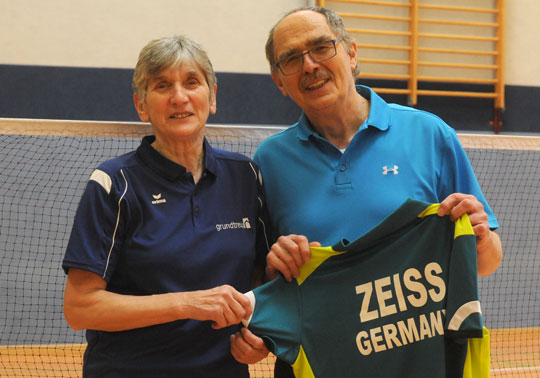 Ein besonderes Geschenk gab es für Christa Zeiß (r.). Sie erhielt aus den Händen des Vizepräsidenten Sport im TBV Volker Croll für ihre langjährigen Verdienste ein Poloshirt