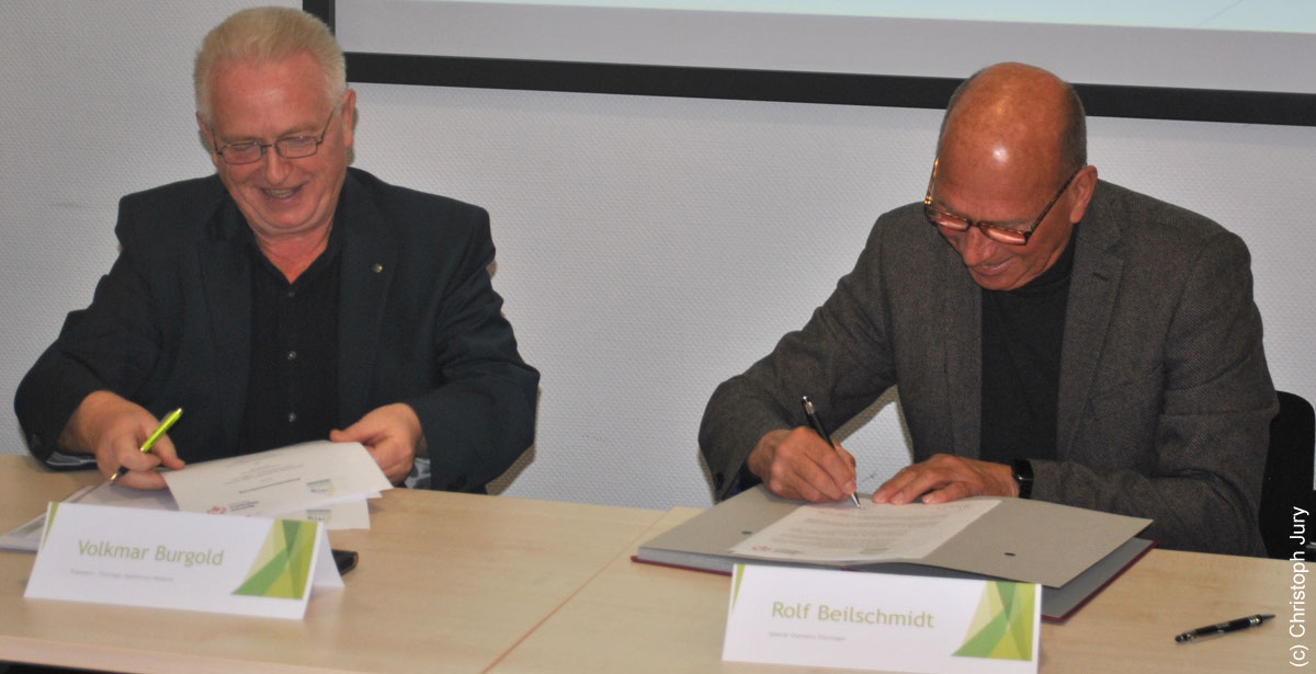 Die beiden Präsidenten Volkmar Burgold (links) und Rolf Beilschmidt (rechts) unterzeichneten am 12.11.21 eine Kooperationsvereinbarung zwischen dem Thüringer Badminton-Verband und Special Olympics Thüringen.