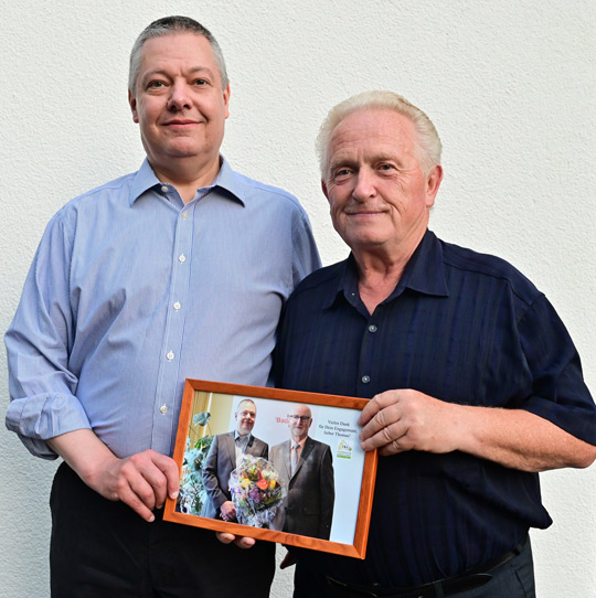 Volkmar Burgold (r.) überreichte ein kleines Dankeschöngeschenk des TBV an Thomas Born - Eine kleine Erinnerung an den Verbandstag 2016 in Suhl, bei dem er die Nachfolge von Karl-Heinz Kerst angetreten hatte.