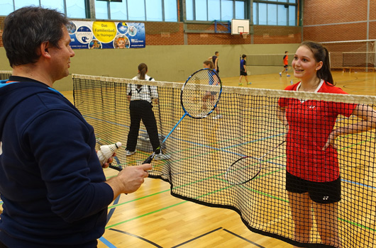 Auf dem Foto befindet sich der Leiter des Nachwuchsstützpunkt Mitteldeutschland Mathias Jauk im Gespräch mit Badmintontalent Maria Kuse, nun am Deutschen Badminton Zentrum Mülheim.