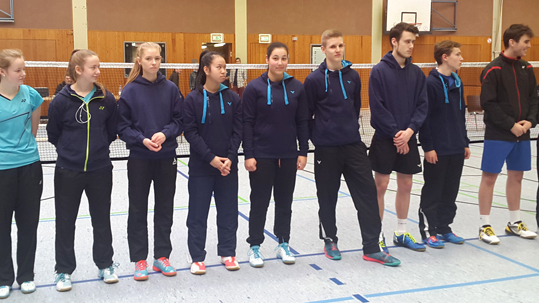 Auf dem Bild sind Thüringer Finalteilnehmer zu sehen. Dazu gehören Dan Phuong Nguyen, Hanna Bekele, Benjamin Witte und Lennart Notni
