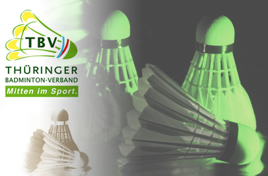 Das Bild zeigt einige Federbälle und das Logo des Thüringer Badminton Verbandes.