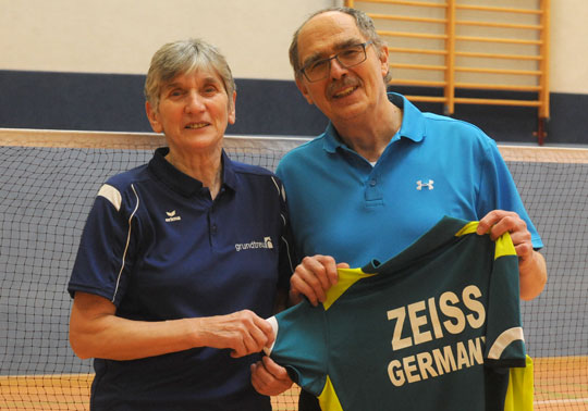 Ein besonderes Geschenk gab es für Christa Zeiß (r.). Sie erhielt aus den Händen des Vizepräsidenten Sport im TBV Volker Croll für ihre langjährigen Verdienste ein Poloshirt.
