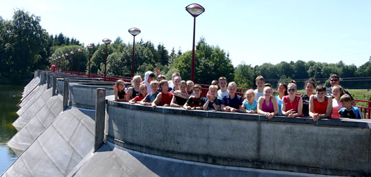 Das Team auf der Staumauer des Stausees Bütgenbach